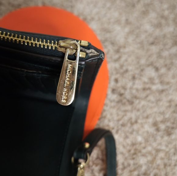 LIKE NEW Michael Kors Jet Set Racing Green Double Zip Saffiano Leather Wristlet - Picture 12 of 13